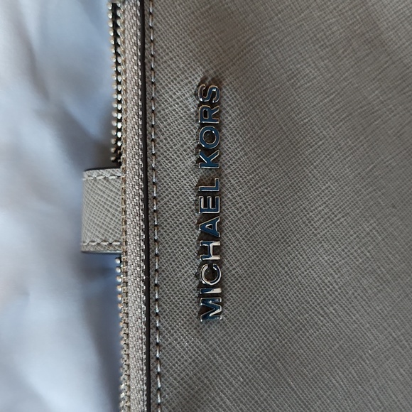 Michael Kors wristlet - Picture 2 of 6